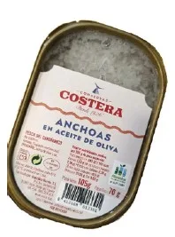 Lata de anchoas en aceite de oliva de la marca Costera, con etiqueta que destaca su origen y calidad. Peso neto de 70 g. Ideal para aperitivos y platos gourmet.