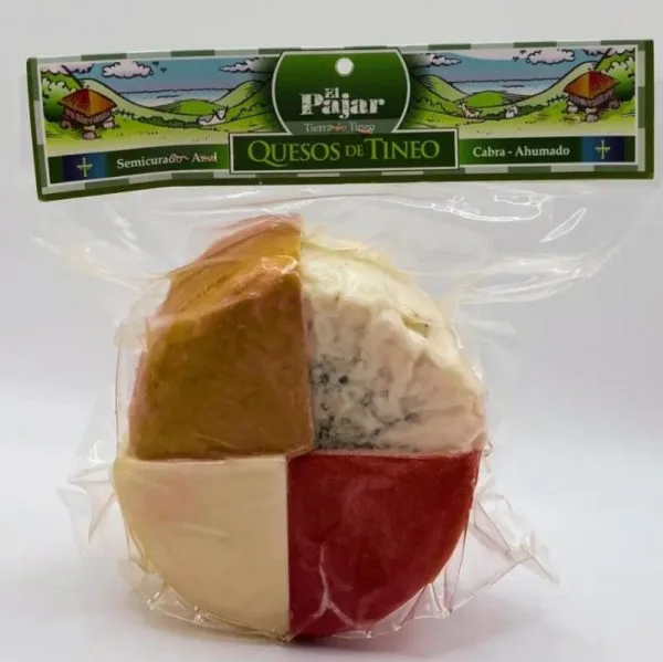 Queso de Tineo envasado, dividido en cuatro secciones de diferentes colores: amarillo, blanco, rojo y azul, presentado en una bolsa transparente. Ideal para degustaciones y platos gourmet.