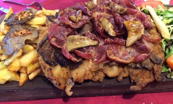 Restaurante de cachopo premiado en el barrio del Campillín (Oviedo) - Imagen 2