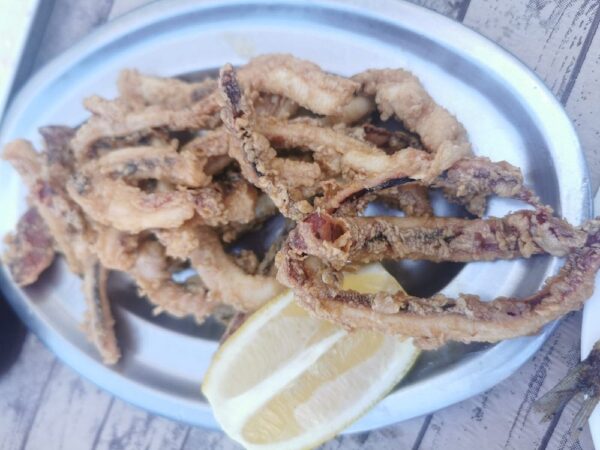 Sidrería tradicional asturiana con cocina casera y ambiente local en Llanes - Imagen 2