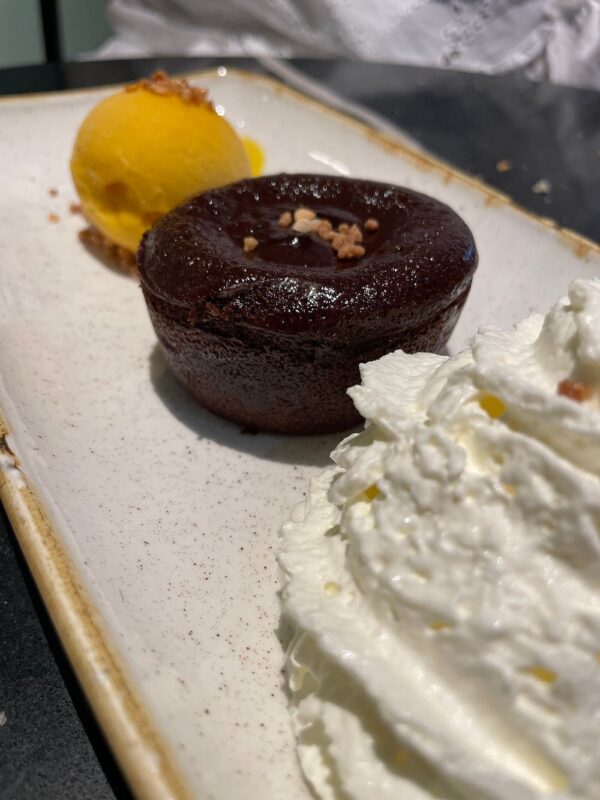 Bar lounge en Laredo con cócteles exclusivos y ambiente sofisticado - Imagen 3