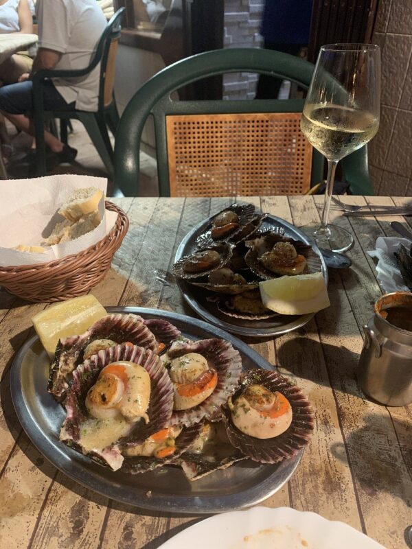 Sidrería tradicional asturiana con cocina casera y ambiente local en Llanes - Imagen 3