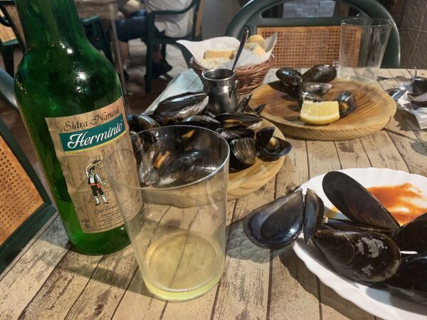 Sidrería tradicional asturiana con cocina casera y ambiente local en Llanes - Imagen 4