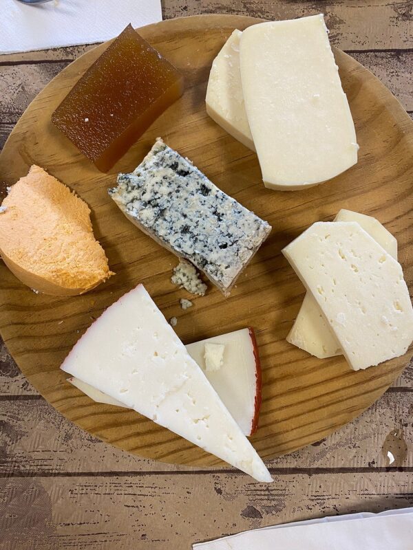 Quesería artesanal asturiana con productos locales de alta calidad en Llanes - Imagen 2