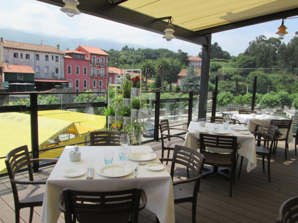 Sidrería–restaurante en la Plaza Mayor de Llanes con terraza - Imagen 2