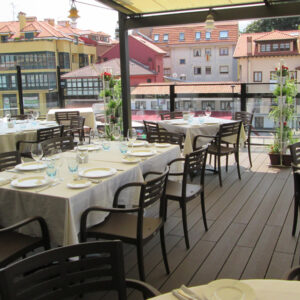 Sidrería–restaurante en la Plaza Mayor de Llanes con terraza