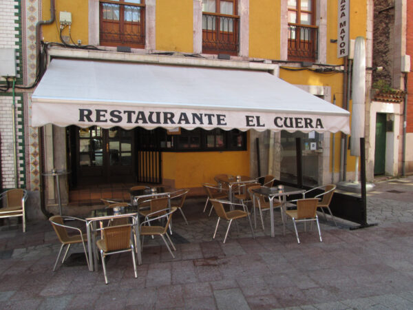 Sidrería–restaurante en la Plaza Mayor de Llanes con terraza - Imagen 6