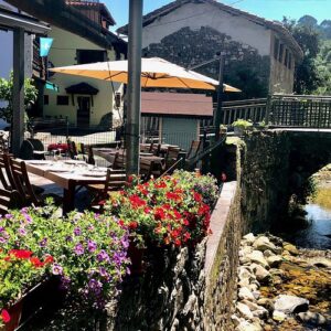 Restaurante de cocina asturiana tradicional con producto local en Llanes