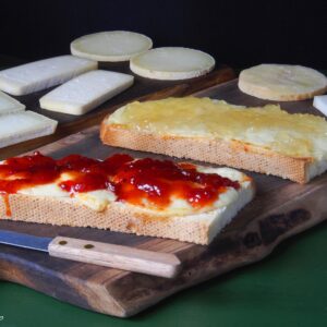 Quesería artesanal asturiana con productos locales de alta calidad en Llanes